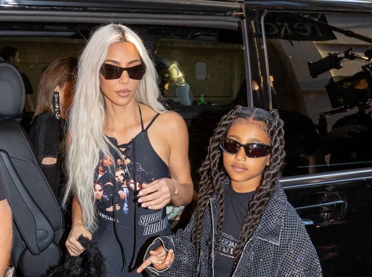 カニエとキムの子供がカメラマンを叱る、パリファッションショーの最中