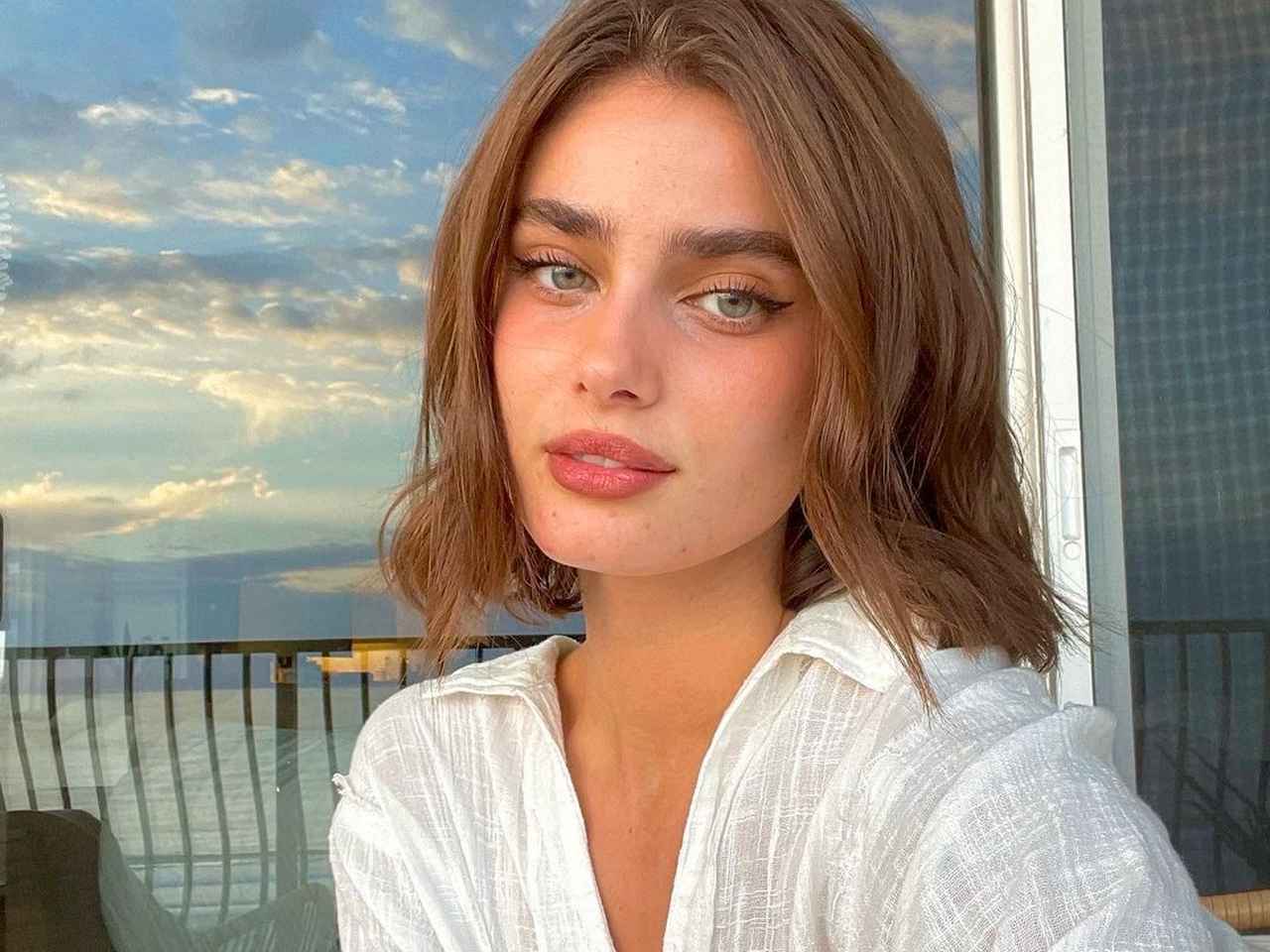 たった10秒で日焼け風チークができる!?TikTokで話題の「Wブラッシュ」とは