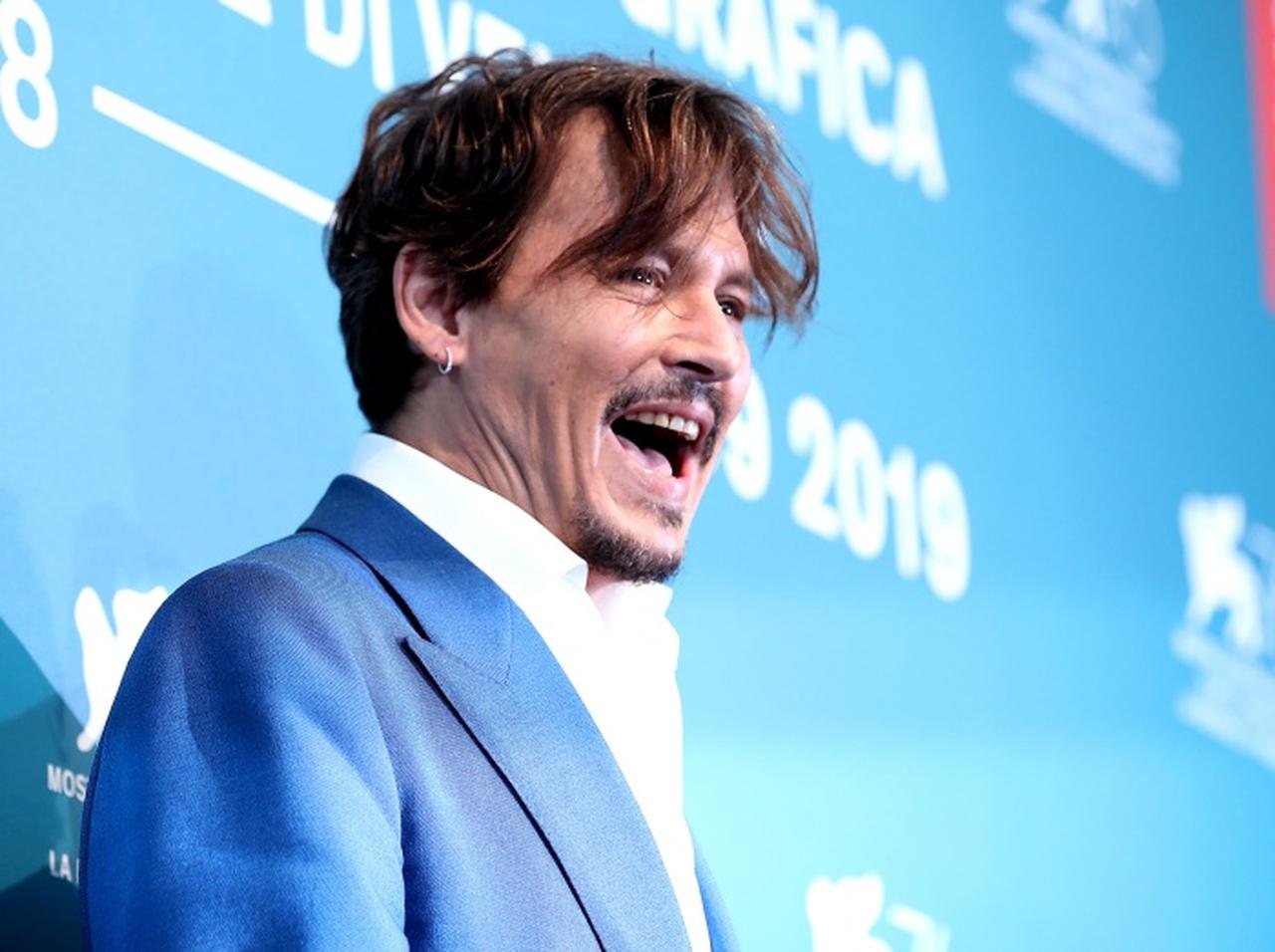 ジョニー・デップ、ファンから「ブラジャー」を渡された際の『対応』がさすが