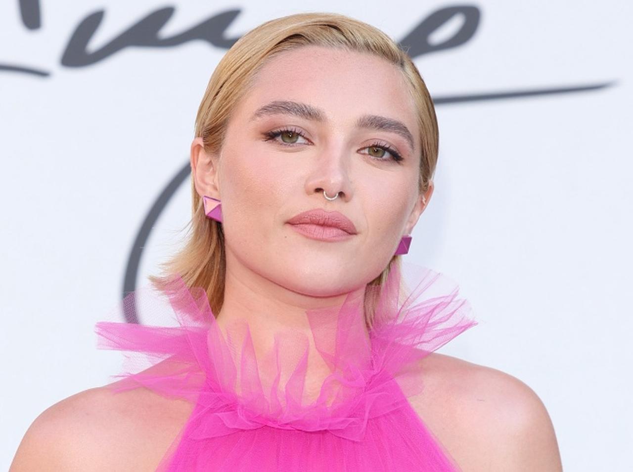 シースルーのドレス姿に寄せられた性的なコメントにマーベル俳優が皮肉たっぷりに反論「おっぱいが怖いの？」