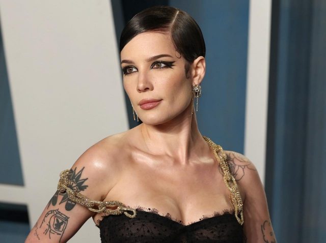 産後のリアルを公開してきたホールジー、水着姿で自身の妊娠線に愛を送る