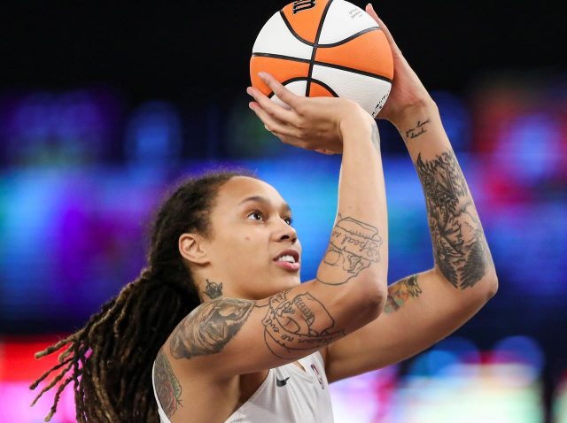 ロシアで逮捕のWNBA選手ブリトニー・グリナー、背景にあるスポーツ界での男女格差