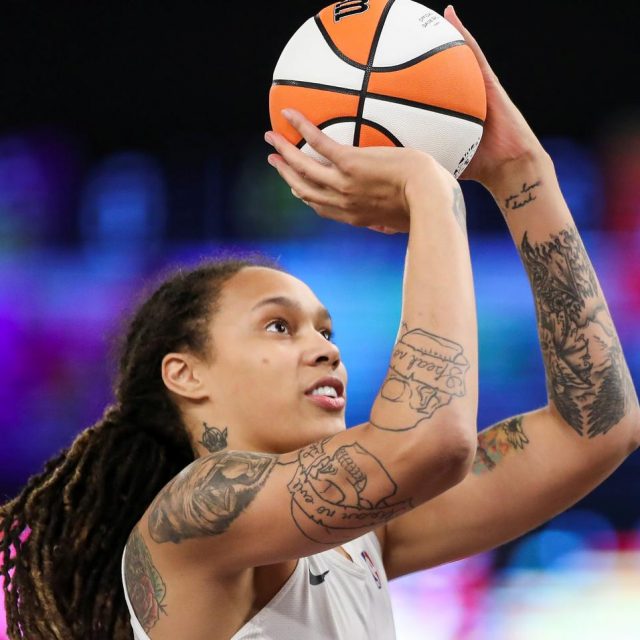 ロシアで逮捕のWNBA選手ブリトニー・グリナー、背景にあるスポーツ界での男女格差