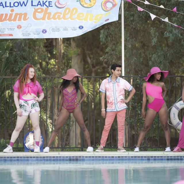 『HSM』への伏線がいっぱい！ ドラマ『ハイスクール・ミュージカル：ザ・ミュージカル』のカメオ出演、楽曲カバー、小道具…