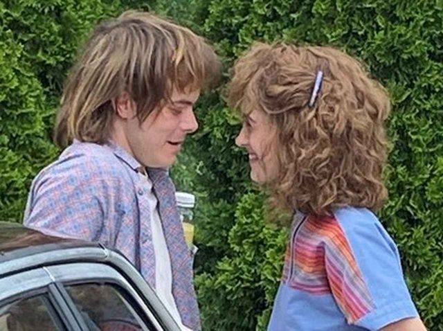 『ストレンジャー・シングス』ナタリア・ダイアーとチャーリー・ヒートン、撮影休憩中もラブラブだった【写真】