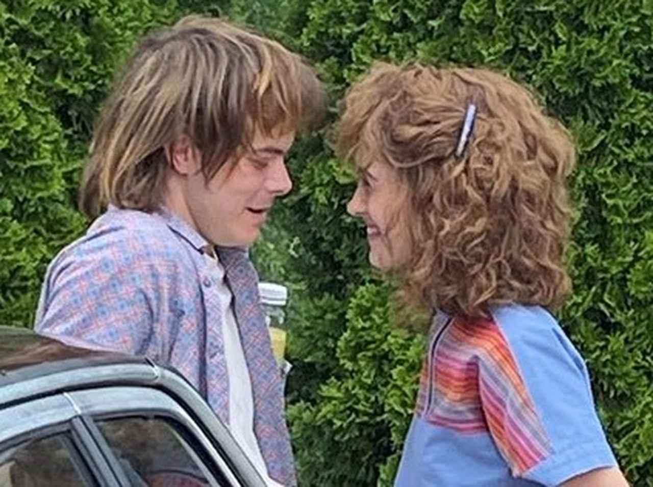 『ストレンジャー・シングス』ナタリア・ダイアーとチャーリー・ヒートン、撮影休憩中もラブラブだった【写真】