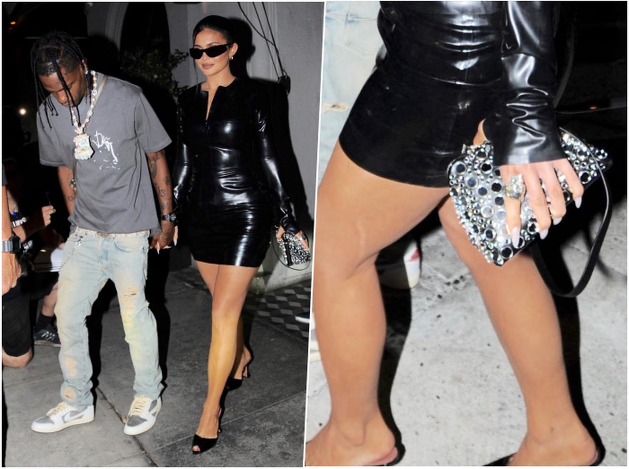カイリー・ジェンナー、ラテックス素材のミニワンピでブラックコーデ【セレブの最新スタイル】
