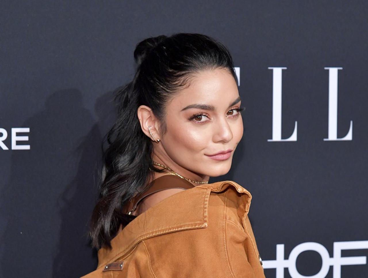 『ハイスクール・ミュージカル』の母校を訪問！ヴァネッサ・ハジェンズが懐かしの名言も