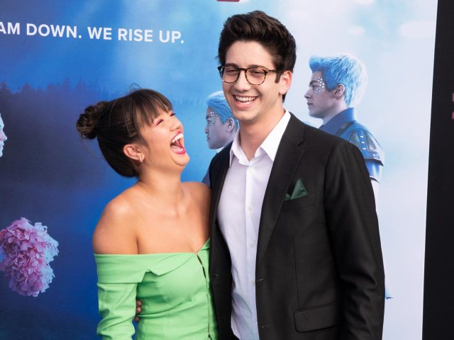 ペイトンとマイロが交際宣言!?『ゾンビーズ3』プレミア同伴で熱愛説が過熱