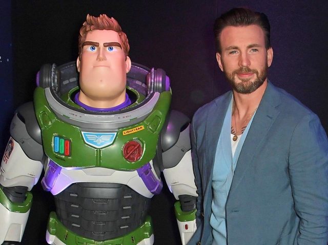 クリス・エヴァンス、『バズ・ライトイヤー』の「同性キスシーン」を批判する人たちに物申す