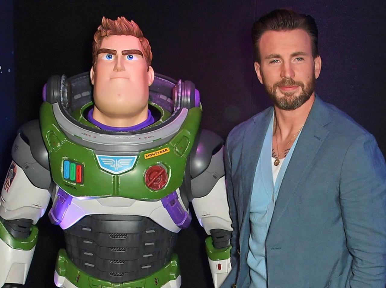 クリス・エヴァンス、『バズ・ライトイヤー』の「同性キスシーン」を批判する人たちに物申す