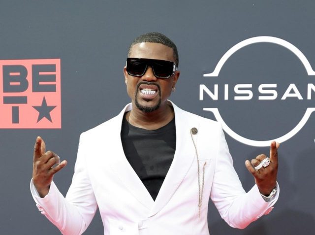 日清のカップヌードルを生イベントでもぐもぐ！ブランディ弟をティンバランドがBETアワードで隠し撮り