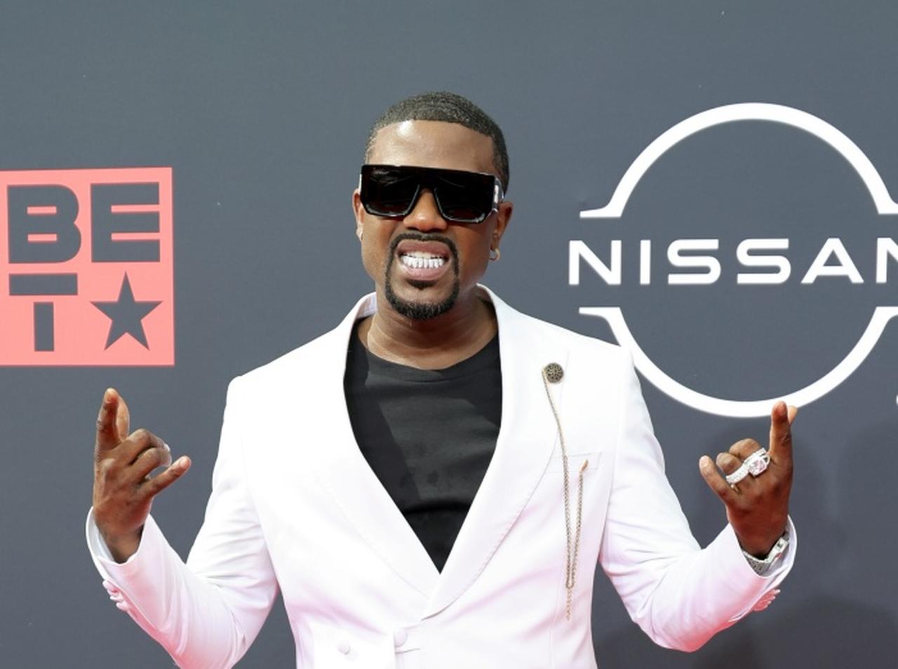 日清のカップヌードルを生イベントでもぐもぐ!ブランディ弟をティンバランドがBETアワードで隠し撮り