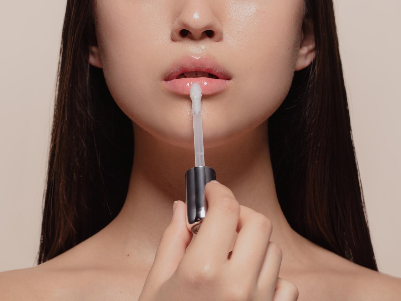 たった2アイテムでぷっくり唇に！TikTokでバズり中の「ジム・リップ（Gym Lip）」とは