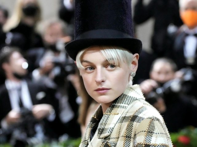 ノンバイナリーとして初めて米Vogue誌の表紙に！エマ・コリン、「ジェンダーは定まるものではない」と語る