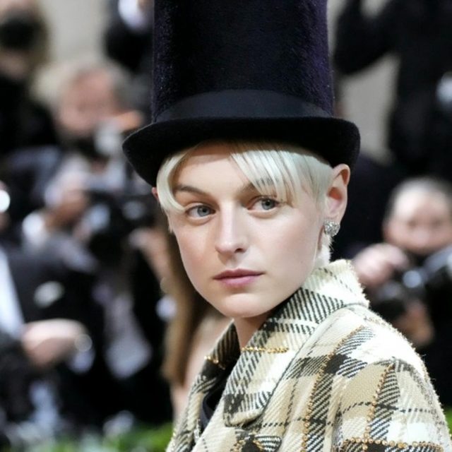 ノンバイナリーとして初めて米Vogue誌の表紙に！エマ・コリン、「ジェンダーは定まるものではない」と語る