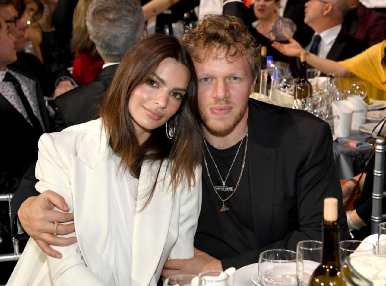 エミラタが離婚か、6月中旬には左手薬指から指輪は消えていた