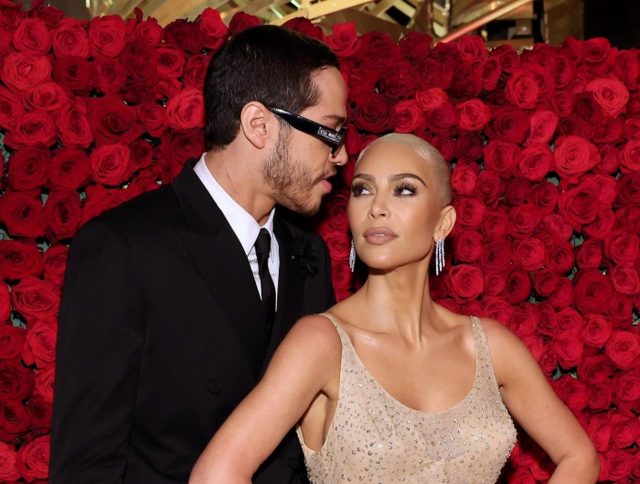 キムがカメラの前で恋人ピートをシャワーに誘う！『カーダシアン家のセレブな日常』シーズン2の予告が公開