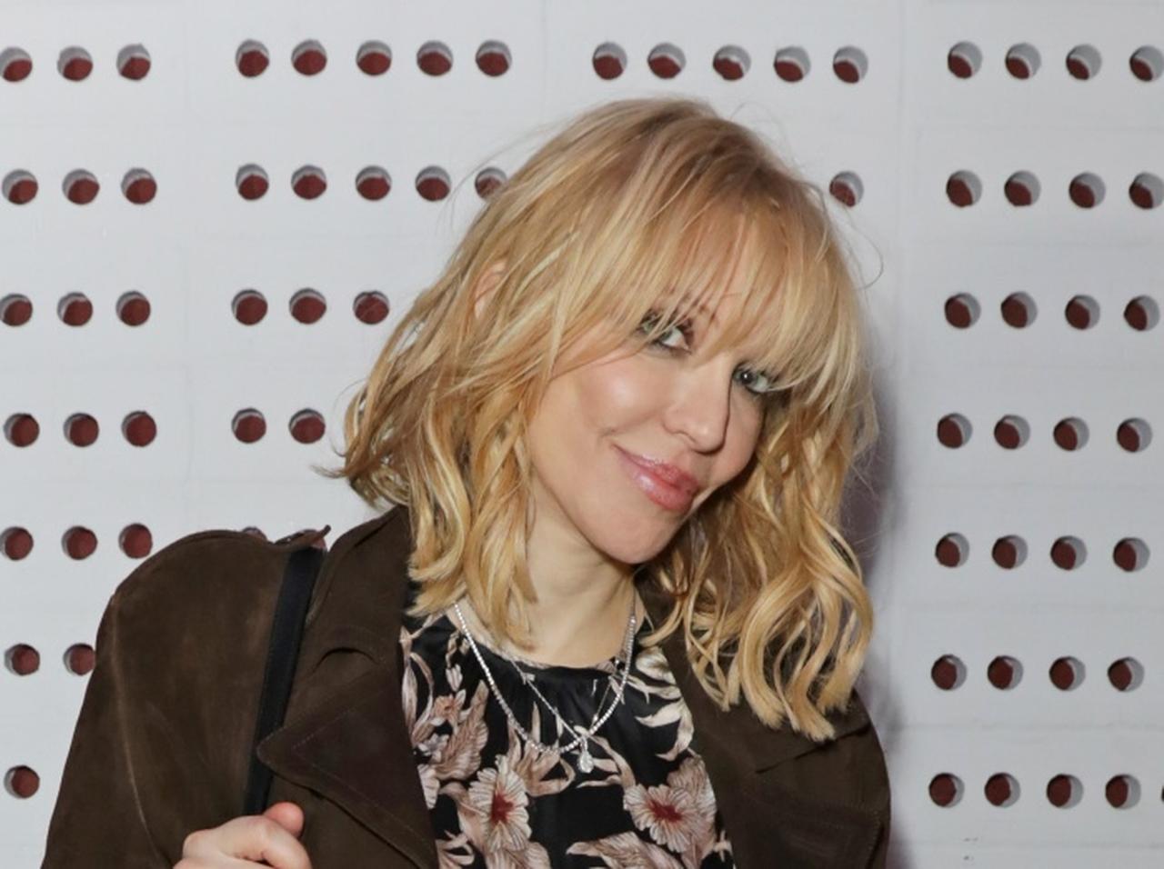 安倍元首相をコートニー・ラブが追悼、“南無妙法蓮華経”を唱える