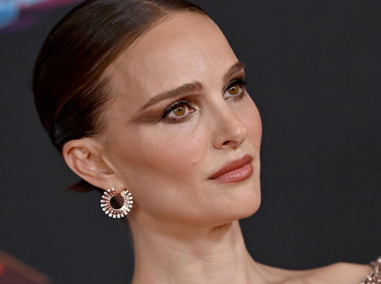 ナタリー・ポートマン、13歳で「胸の発達」について書かれた経験にゾッとする…