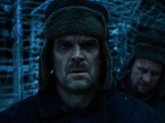 『ストレンジャー・シングス』シーズン4のホッパーの「剣」、超有名俳優の主演作から再利用したものだった！