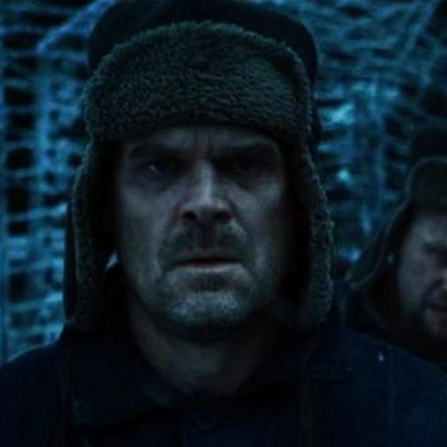 『ストレンジャー・シングス』シーズン4のホッパーの「剣」、超有名俳優の主演作から再利用したものだった！