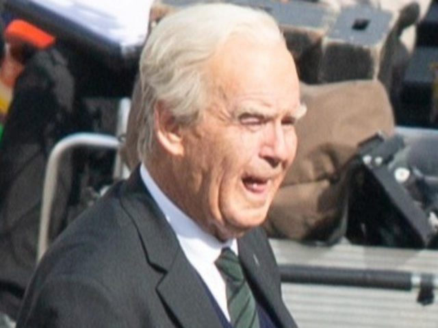 『007』5代目ジェームズ・ボンドのピアース・ブロスナンが白髪に！杖をつく姿がかっこいい