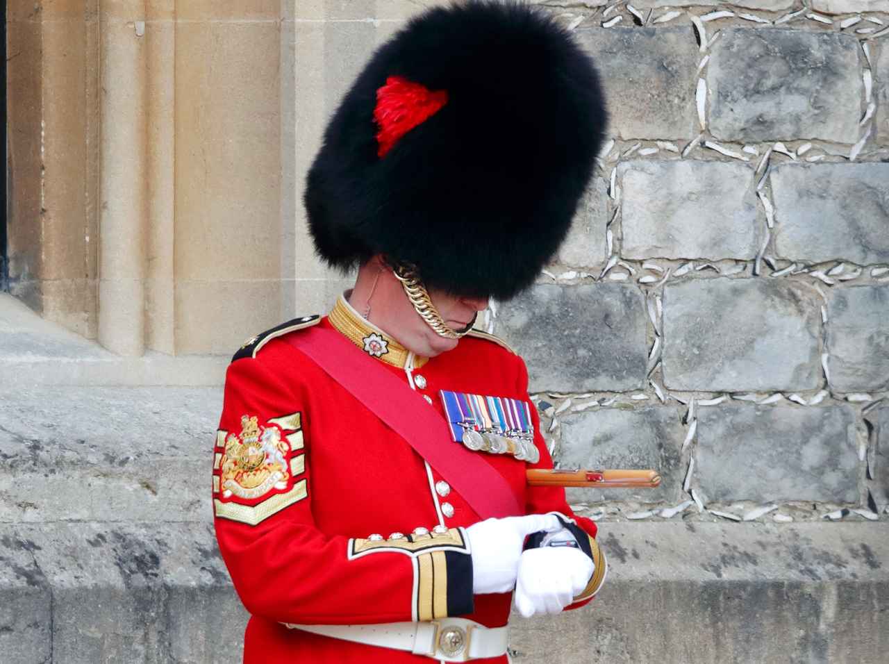 バッキンガム宮殿の近衛兵も熱中症の危険!だが「持ってこられた飲み物」に突っ込まずにはいられない…