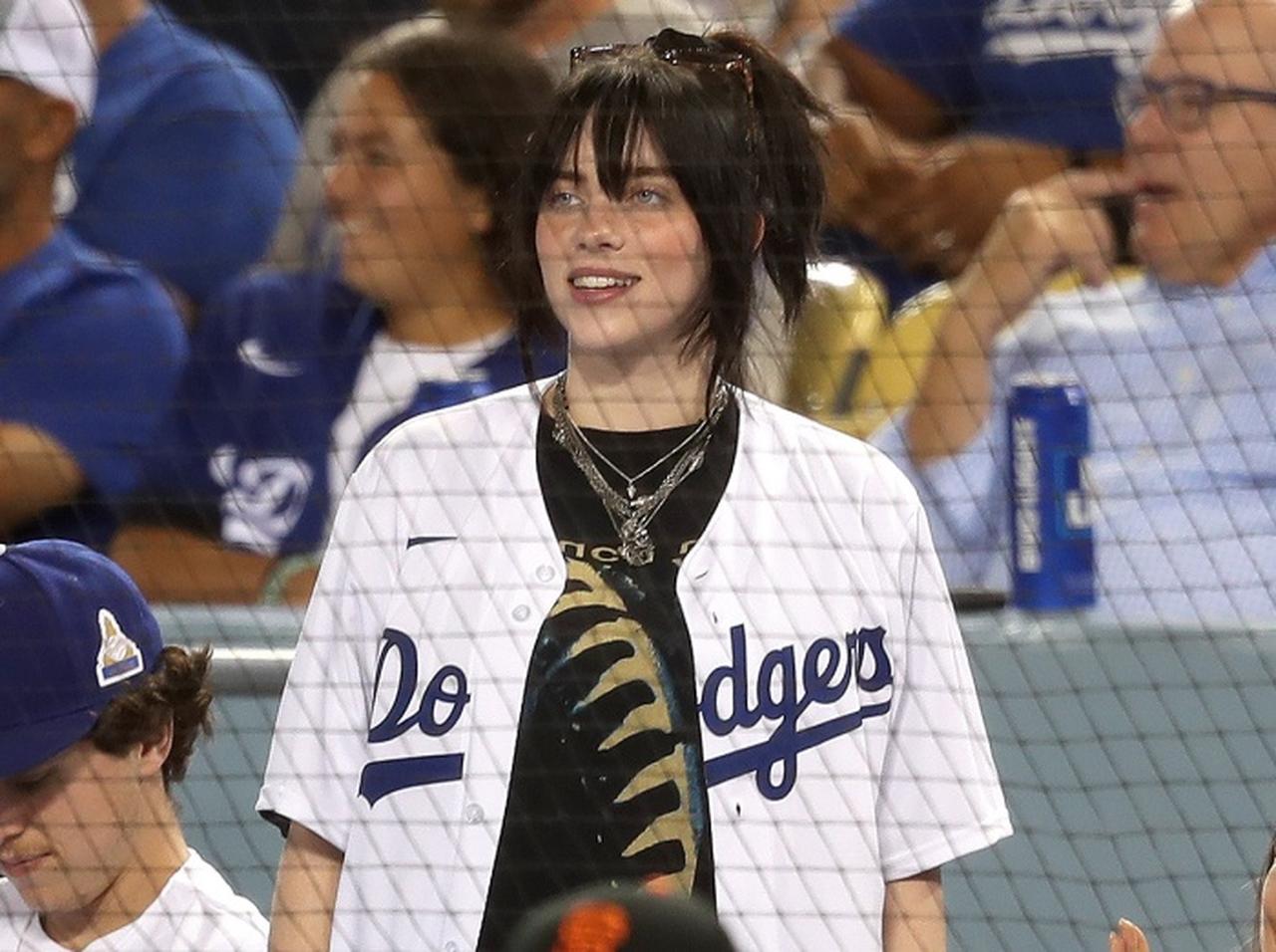 ビリー・アイリッシュがドジャース戦を観戦、自身の曲に合わせて踊る姿をキャッチ