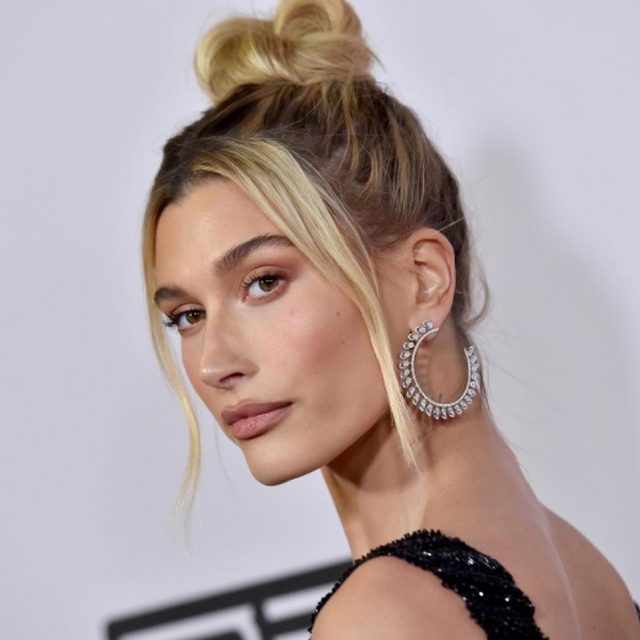 ヘイリー・ビーバー、「有名人の父」と過去に関係を持った女性を“知ってる”とぶっちゃけ