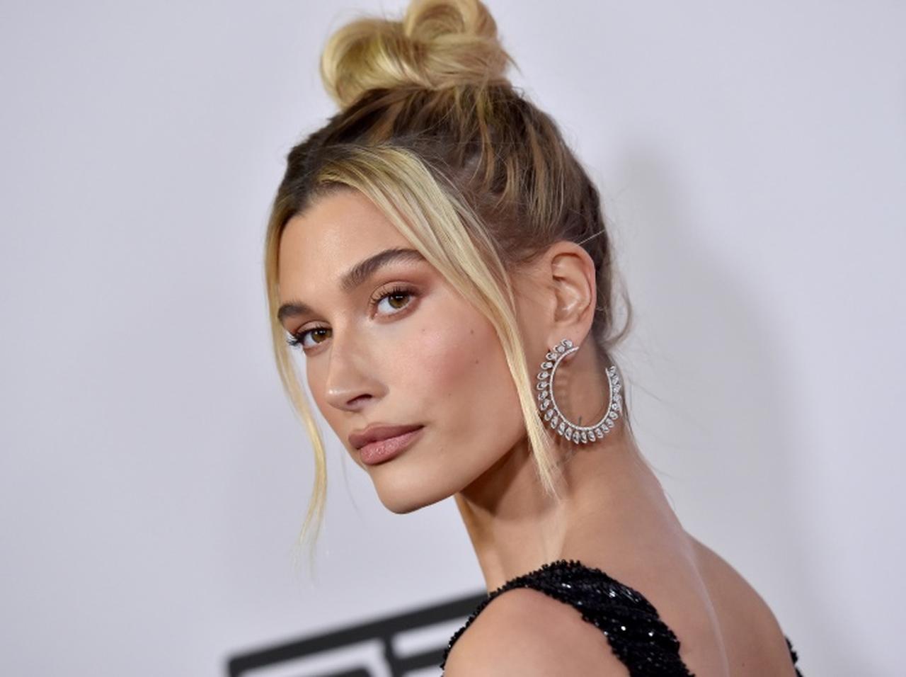 ヘイリー・ビーバー、「有名人の父」と過去に関係を持った女性を“知ってる”とぶっちゃけ