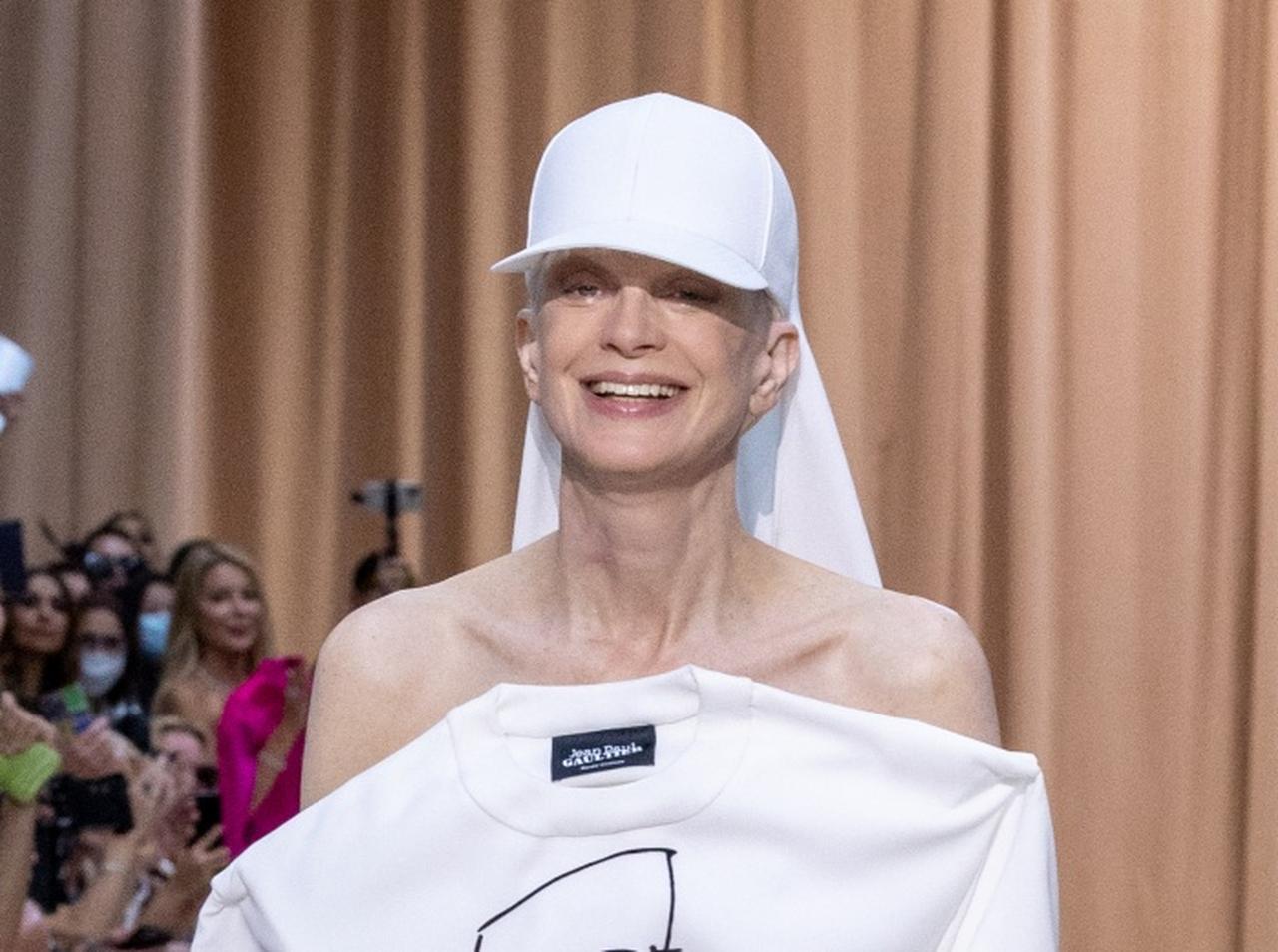 スーパーモデルが転倒!ジャンポール・ゴルチエのショーでの対応術がプロ