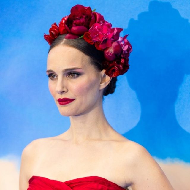 生花をヘアアクセに！『ソー：ラブ＆サンダー』のプレミアでナタリーが見せたヘアアレンジ