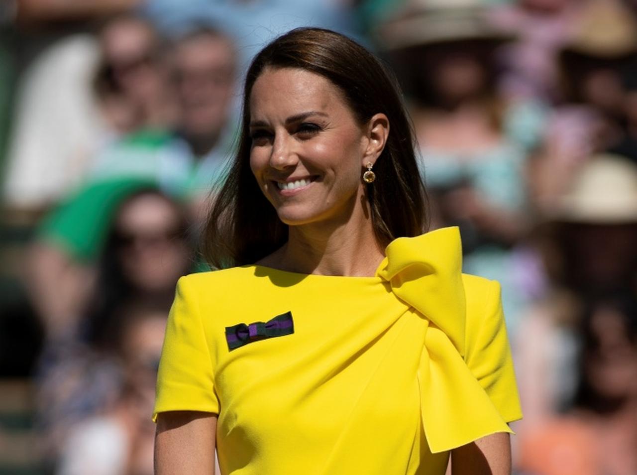 キャサリン妃がつけていた、1,000人以上待っている「リボン」とは?