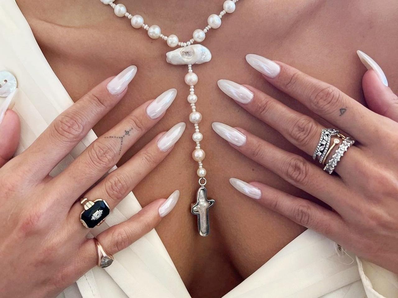 ヘイリーがお手本!ぷっくりツヤツヤ「グレーズドドーナツネイル」に注目