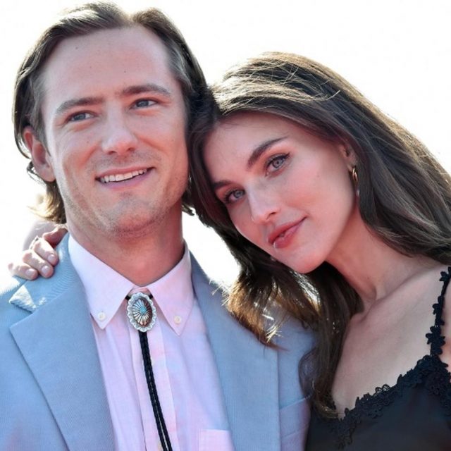 『トップガン』ボブ役のルイス・プルマン、恋人とビーチで“濃厚キス”