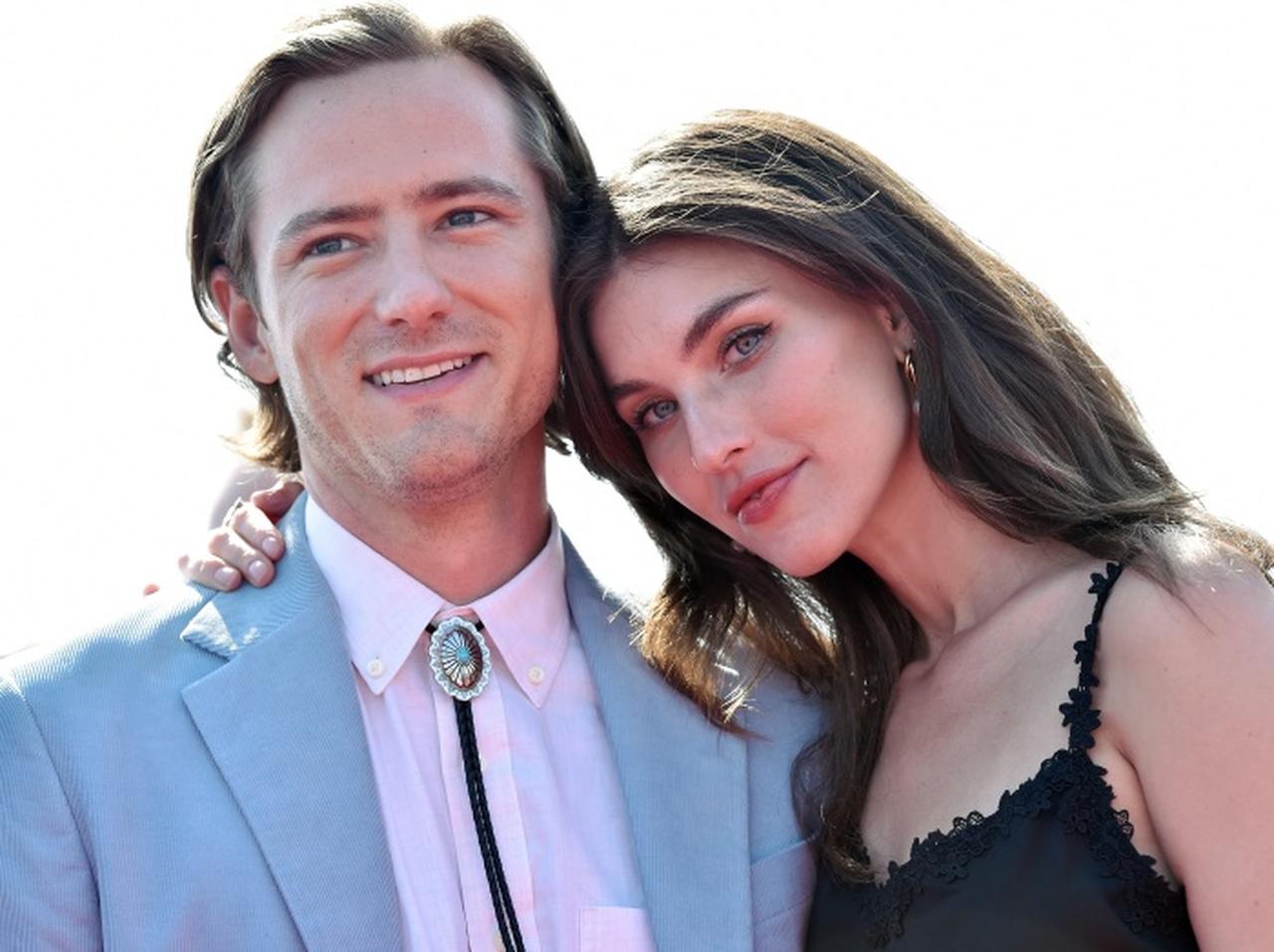 『トップガン』ボブ役のルイス・プルマン、恋人とビーチで“濃厚キス”