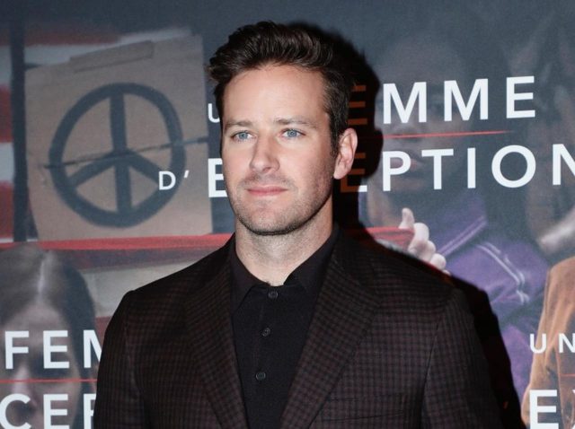 アーミー・ハマー、「ホテルで働いている」という噂は本当だった