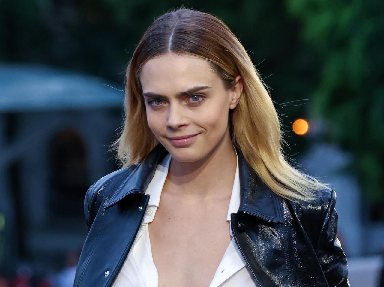 スタッフに秘密で「大人のおもちゃ」を画面に映していた!カーラ・デルヴィーニュの行動が強すぎ【マーダーズ・イン・ビルディング】