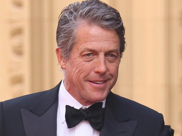 ヒュー・グラント、ボリス・ジョンソン辞任の中継で“国民を笑わせた”出来事の仕掛人だった