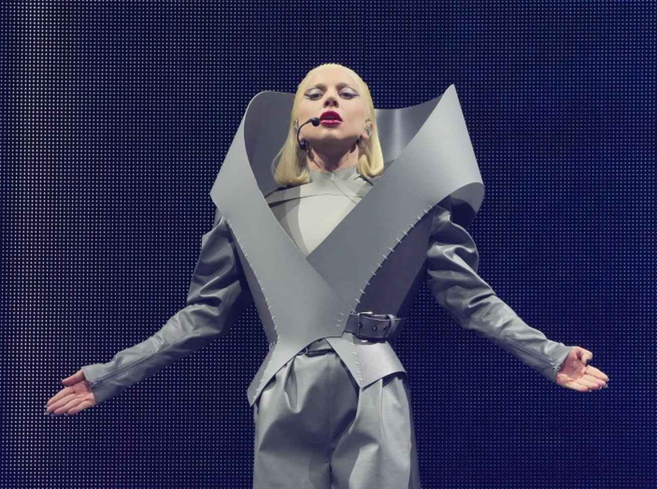 絶対にこれは超能力!レディー・ガガ、ライブ中に投げ込まれたものがなぜか跳ね返される