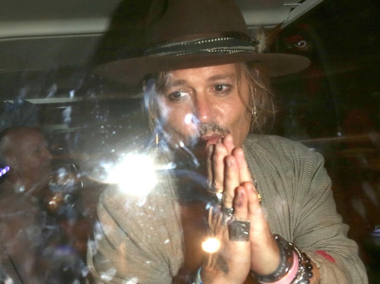 ジョニー・デップがバスの中からファンサービス、「ありがとう」のジェスチャーでファンの声援に応える