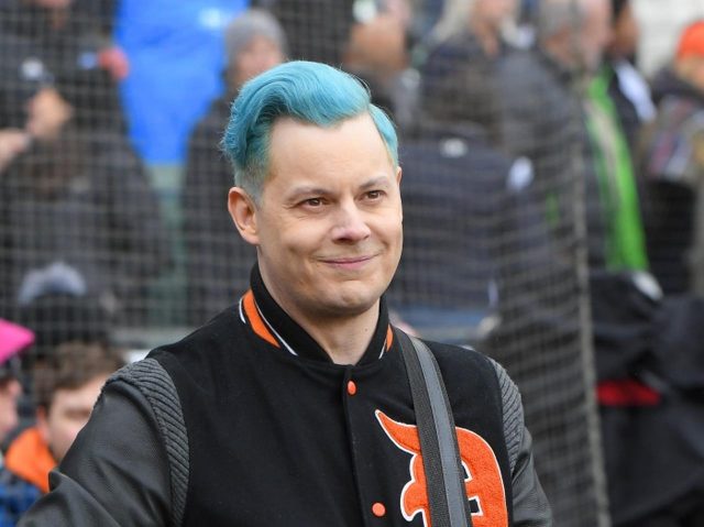 フジロック出演者が新宿やTSUTAYAに出没！ジャック・ホワイトは自分の広告の前でポーズ