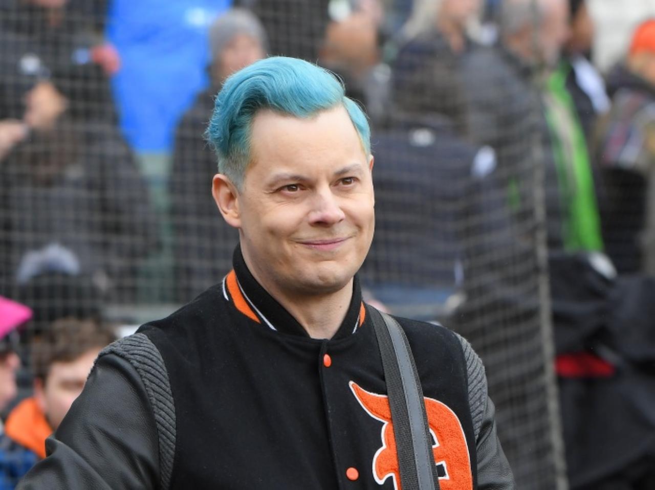 フジロック出演者が新宿やTSUTAYAに出没！ジャック・ホワイトは自分の広告の前でポーズ