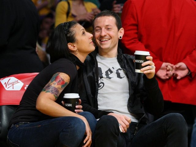 故チェスター・ベニントンが亡くなって5年、元妻がファンに相談をする