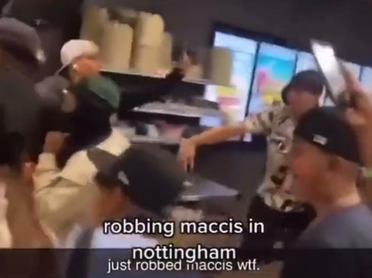 マクドナルドで50人もの若者が集結して強盗、「現場の映像」が本当にヤバい…