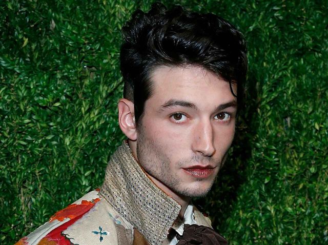 エズラ・ミラーが遂に沈黙破る、「すべての人に謝罪したい」治療開始を報告【全訳】