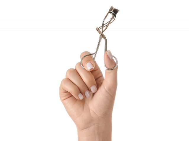 ビューラーを温めて使う派は要チェック！まつげのダメージを防ぎながら取り入れるコツ