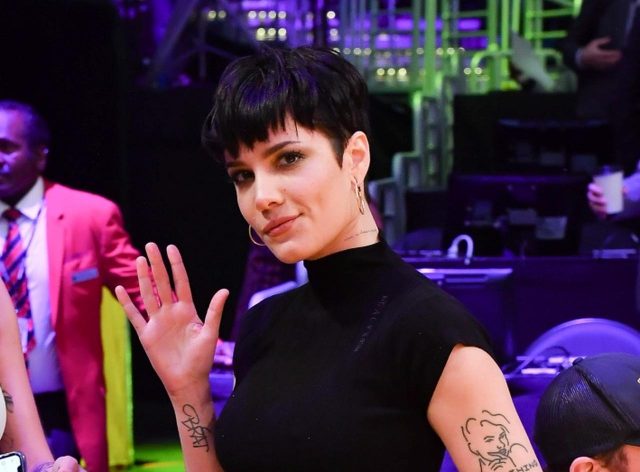 ホールジー、セブンイレブンでの買い物が通！日本を満喫してBTSグッズもゲット