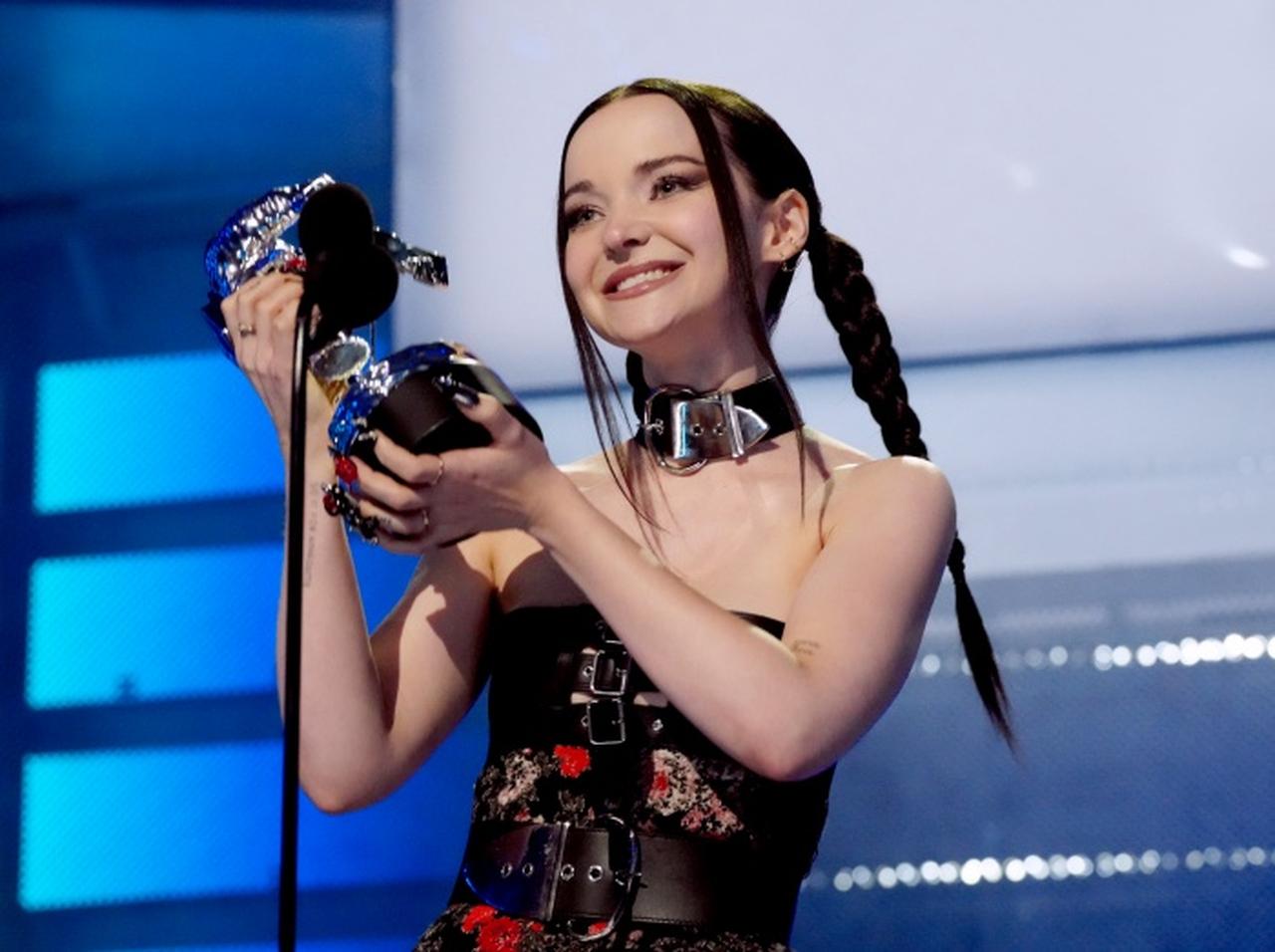 ダヴ・キャメロン、不安を抱えるクィアの若者たちに新人賞を捧げる【VMA2022】